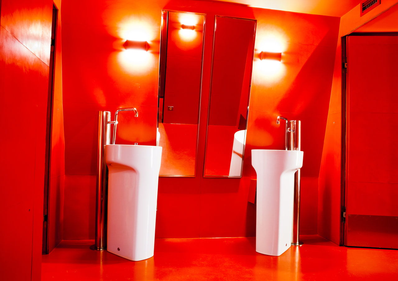 至今，埃菲尔铁塔已经历了数次油漆维护，“威尼斯红”作为一种明快的颜色，于2014年，被用于铁塔一层主要区域，并成为该项目的主打色。据建筑师Moatti介绍，选用集设计、技术和高品质为一体的Roca乐家卫浴，不仅能营造出他们理想的公共卫浴空间，更能够吸引大批参观者。