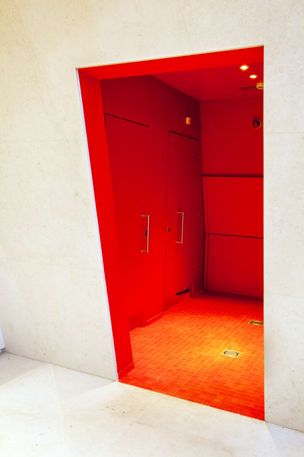 至今，埃菲尔铁塔已经历了数次油漆维护，“威尼斯红”作为一种明快的颜色，于2014年，被用于铁塔一层主要区域，并成为该项目的主打色。据建筑师Moatti介绍，选用集设计、技术和高品质为一体的Roca乐家卫浴，不仅能营造出他们理想的公共卫浴空间，更能够吸引大批参观者。7