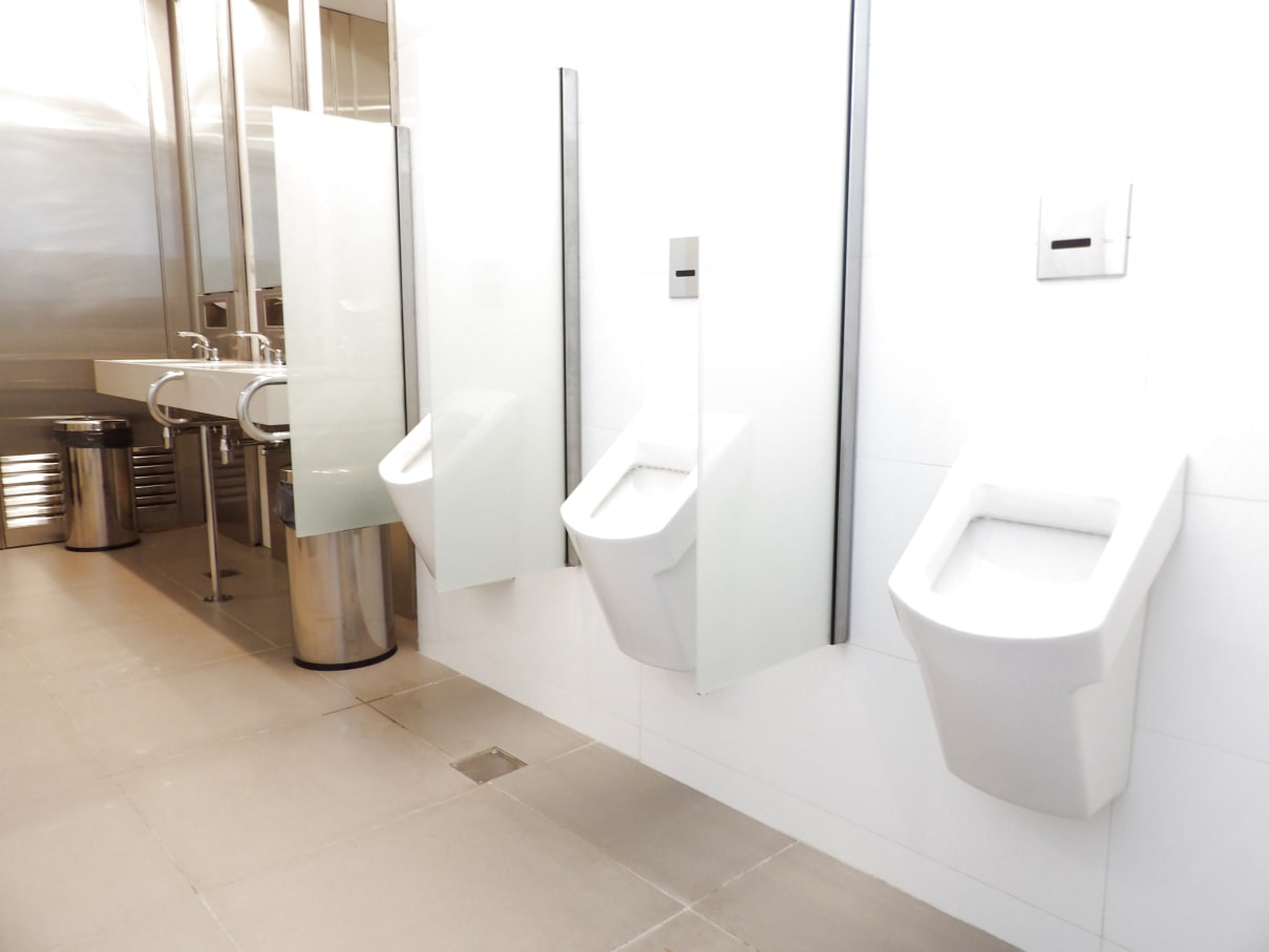 The bathrooms include Roca products that prioritise energy and water efficiency: the L20 basin faucets with Cold Start technology to reduce unnecessary hot water use, while the showers in the gym have instant timers to help save water. In terms of safety and accessibility, the Access collection of grab rails and wall-hung basins is also included. Toilets and urinals from the Hall collection were chosen for their sleek design and design and durability.5