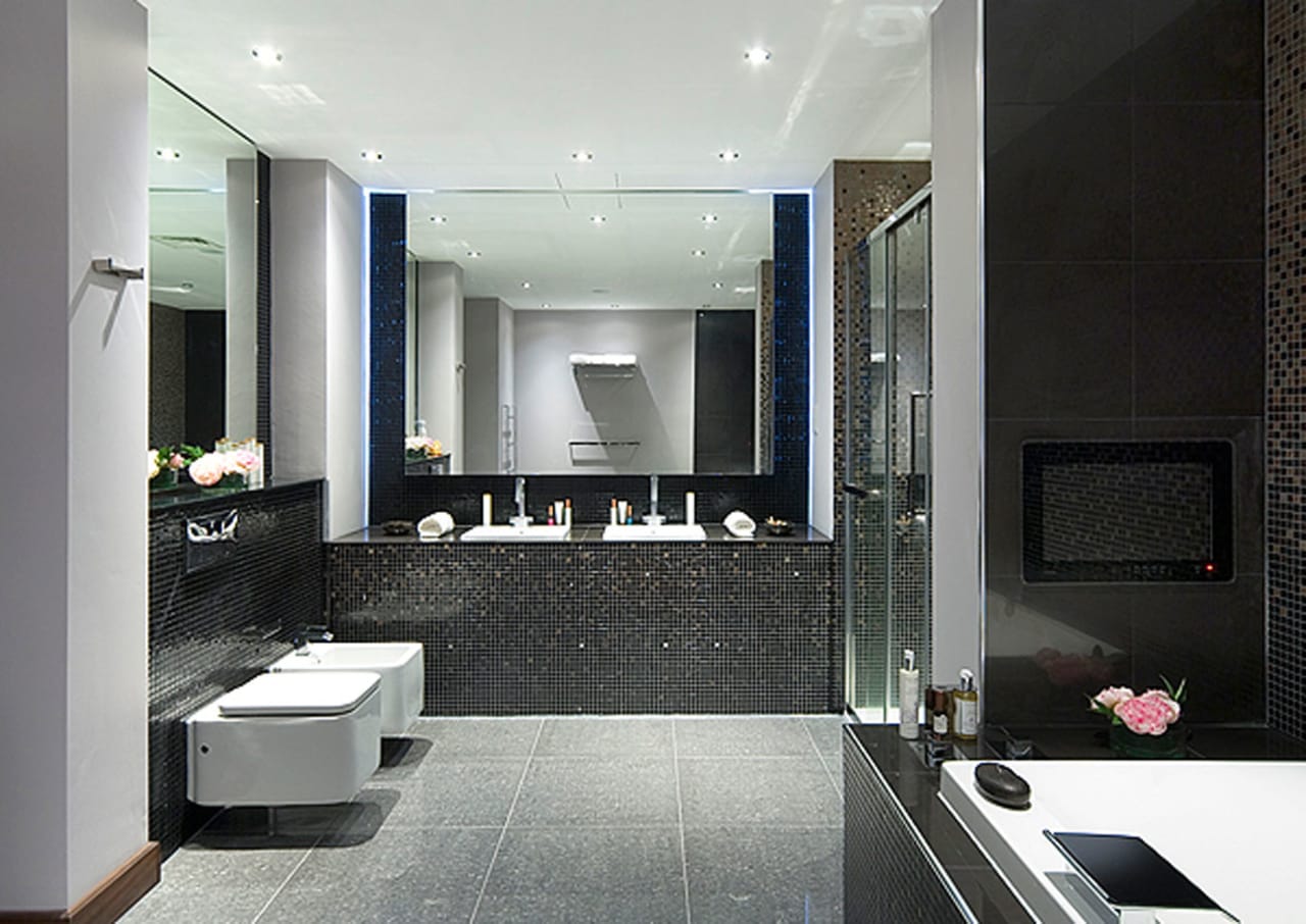 One of the first environmentally conscious hotels, Rafayel on the Left Bank uses advanced LED lighting, efficient air conditioning and rainwater harvesting to reduce its carbon footprint. The bathrooms are fitted with Roca's Element and Diverta collections, which offer efficient water management and a modern design. The Diverta basins optimise space while ensuring ease of use, while the Element faucets provide water-saving solutions. These products are in line with the hotel's mission to reduce its environmental impact without compromising the luxury and comfort expected by its guests.