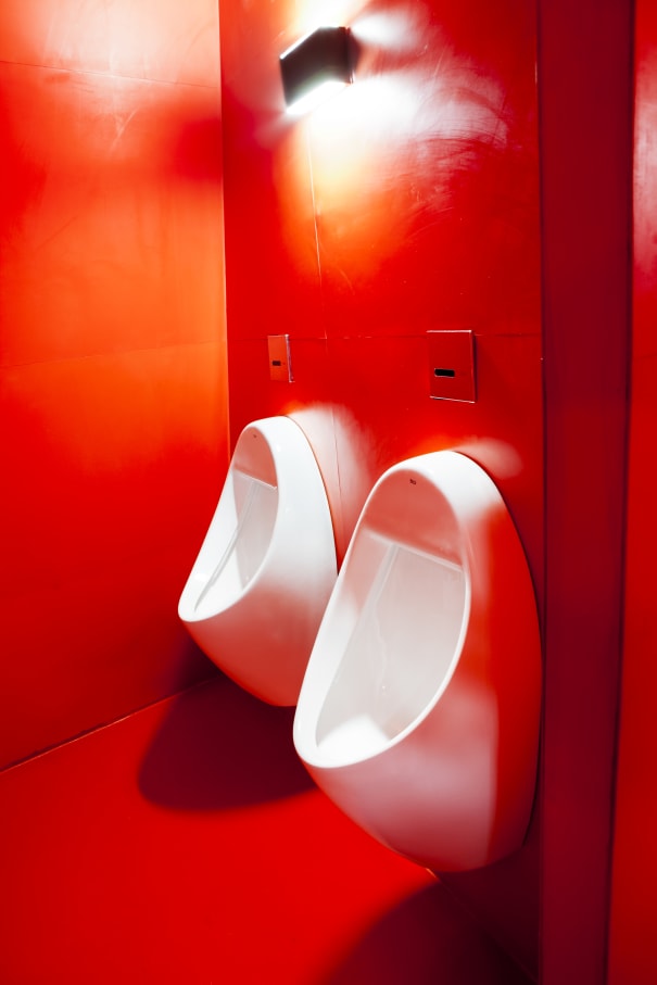 至今，埃菲尔铁塔已经历了数次油漆维护，“威尼斯红”作为一种明快的颜色，于2014年，被用于铁塔一层主要区域，并成为该项目的主打色。据建筑师Moatti介绍，选用集设计、技术和高品质为一体的Roca乐家卫浴，不仅能营造出他们理想的公共卫浴空间，更能够吸引大批参观者。1