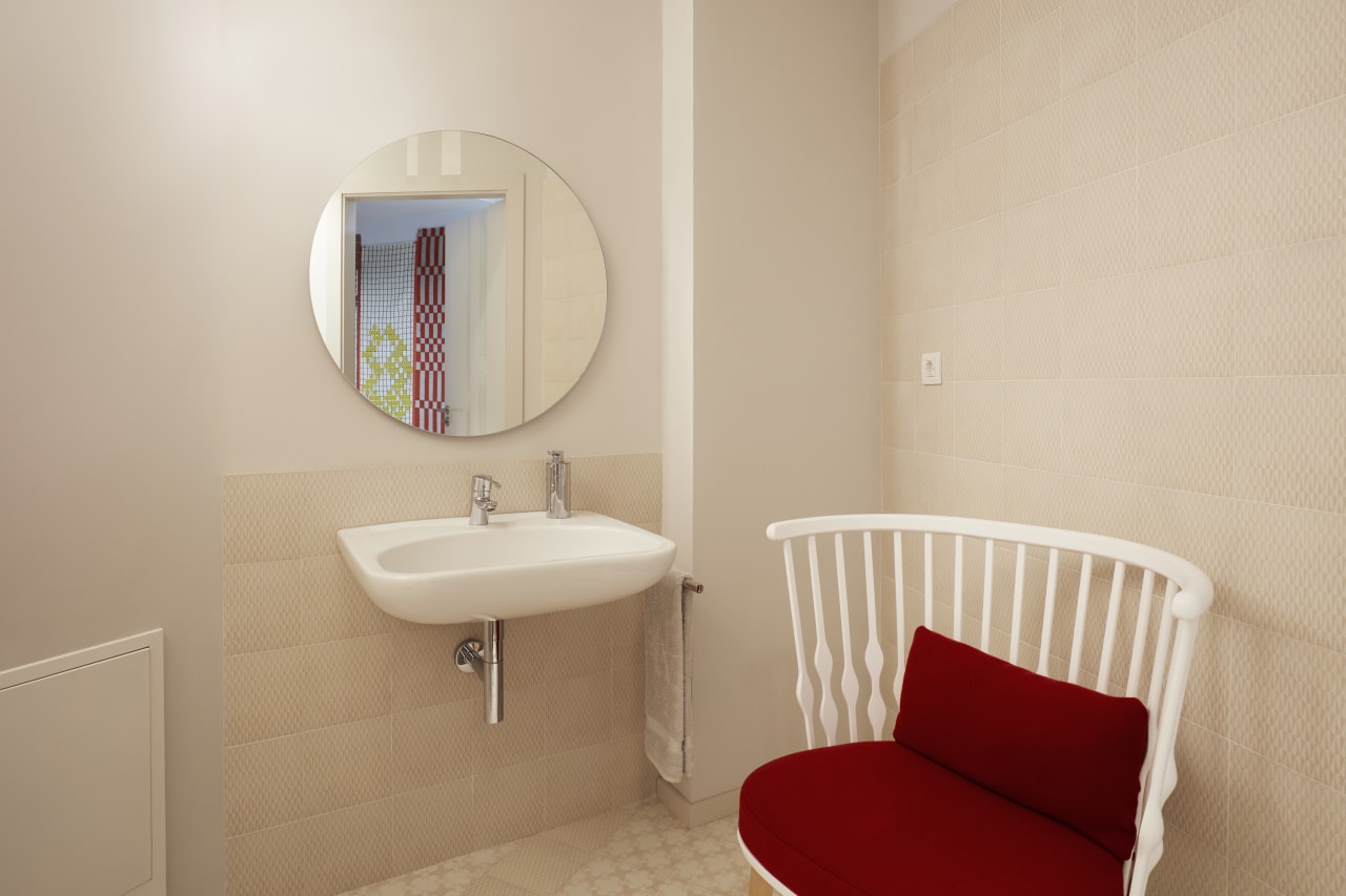 The foundation provides offers free care and support to cancer patients and their families. The design blends seamlessly into its surroundings, with communal areas and a quiet, fan-shaped ground floor with large windows overlooking the garden. This partnership demonstrates a commitment to societal betterment through wellbeing and innovation, which is reflected in the careful selection of Roca products, including Sofia washbasins paired with Lanta faucets and Luna Mirrors, and Meridian WCs complemented by PL6 Dual flush plates, as well as fittings from the Access and Victoria Pro collections chosen for their ergonomic qualities. All products are in harmony with the overall aesthetic of the centre, combining soothing neutrals with vibrant accents to promote relaxation and optimism.8