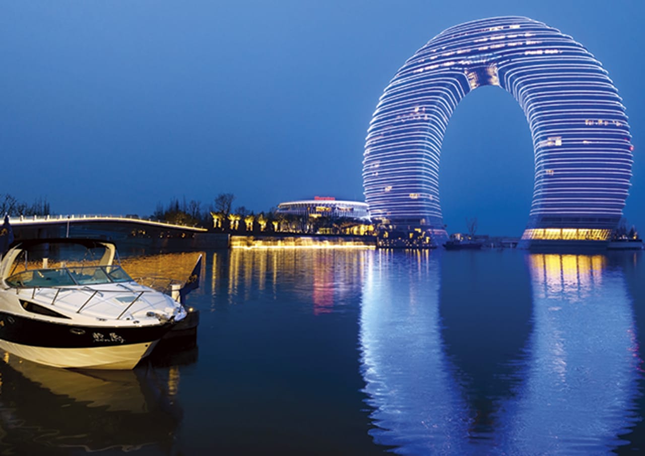 Built on the Tai Lake, its extraordinary structure is described as a bright moon, inspired by traditional Chinese bridges. In the evening, its laser light show presents a stunning visual performance with different colors and shapes. The guestrooms are fitted with cutting-edge technology, including, an iPad touch screen control panel for lights and curtains. The bathroom space in the suites are equally well-equipped, with Khroma models from Roca. The inspiring, personalised colours of the soft seat back leave a gentle touch and, instead of being a monotonous place, the bathroom is somewhere you can experience a wonderful journey made possible by technology.