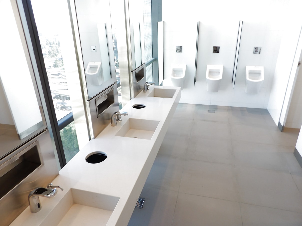 The bathrooms include Roca products that prioritise energy and water efficiency: the L20 basin faucets with Cold Start technology to reduce unnecessary hot water use, while the showers in the gym have instant timers to help save water. In terms of safety and accessibility, the Access collection of grab rails and wall-hung basins is also included. Toilets and urinals from the Hall collection were chosen for their sleek design and design and durability.4