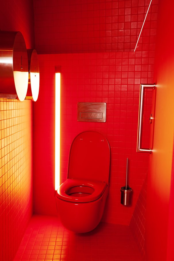 至今，埃菲尔铁塔已经历了数次油漆维护，“威尼斯红”作为一种明快的颜色，于2014年，被用于铁塔一层主要区域，并成为该项目的主打色。据建筑师Moatti介绍，选用集设计、技术和高品质为一体的Roca乐家卫浴，不仅能营造出他们理想的公共卫浴空间，更能够吸引大批参观者。4