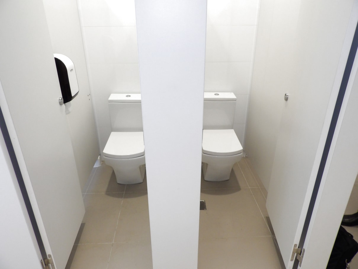 The bathrooms include Roca products that prioritise energy and water efficiency: the L20 basin faucets with Cold Start technology to reduce unnecessary hot water use, while the showers in the gym have instant timers to help save water. In terms of safety and accessibility, the Access collection of grab rails and wall-hung basins is also included. Toilets and urinals from the Hall collection were chosen for their sleek design and design and durability.