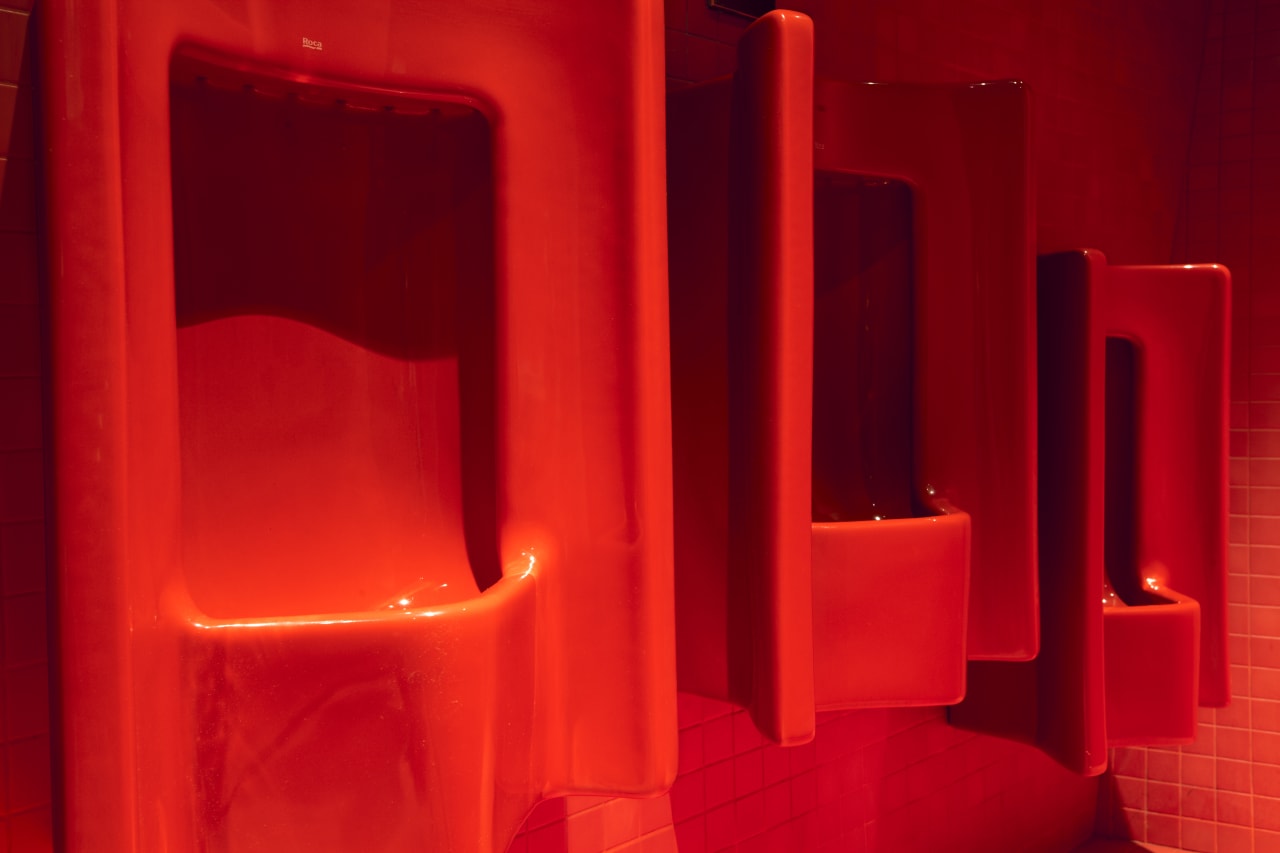 至今，埃菲尔铁塔已经历了数次油漆维护，“威尼斯红”作为一种明快的颜色，于2014年，被用于铁塔一层主要区域，并成为该项目的主打色。据建筑师Moatti介绍，选用集设计、技术和高品质为一体的Roca乐家卫浴，不仅能营造出他们理想的公共卫浴空间，更能够吸引大批参观者。3