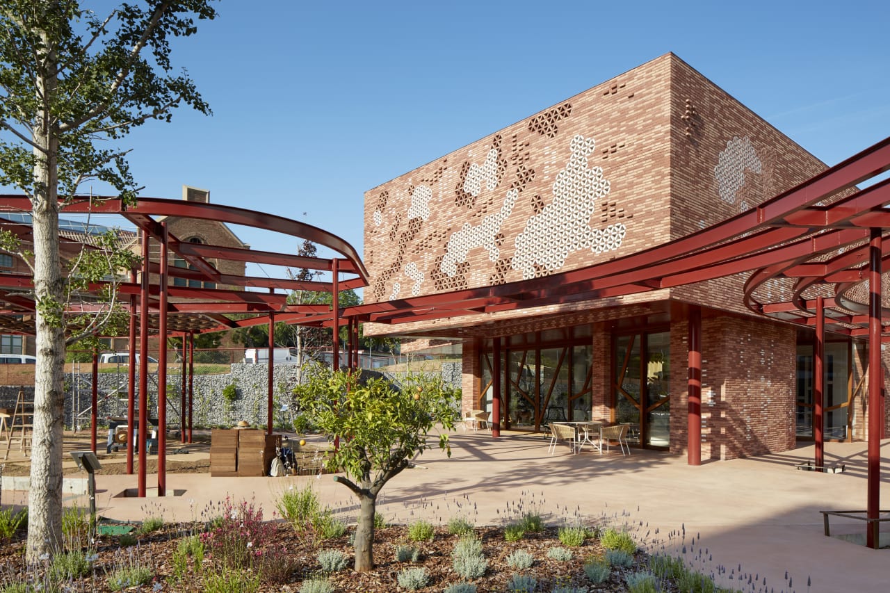 The foundation provides offers free care and support to cancer patients and their families. The design blends seamlessly into its surroundings, with communal areas and a quiet, fan-shaped ground floor with large windows overlooking the garden. This partnership demonstrates a commitment to societal betterment through wellbeing and innovation, which is reflected in the careful selection of Roca products, including Sofia washbasins paired with Lanta faucets and Luna Mirrors, and Meridian WCs complemented by PL6 Dual flush plates, as well as fittings from the Access and Victoria Pro collections chosen for their ergonomic qualities. All products are in harmony with the overall aesthetic of the centre, combining soothing neutrals with vibrant accents to promote relaxation and optimism.1