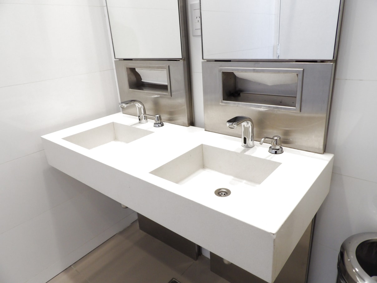 The bathrooms include Roca products that prioritise energy and water efficiency: the L20 basin faucets with Cold Start technology to reduce unnecessary hot water use, while the showers in the gym have instant timers to help save water. In terms of safety and accessibility, the Access collection of grab rails and wall-hung basins is also included. Toilets and urinals from the Hall collection were chosen for their sleek design and design and durability.6