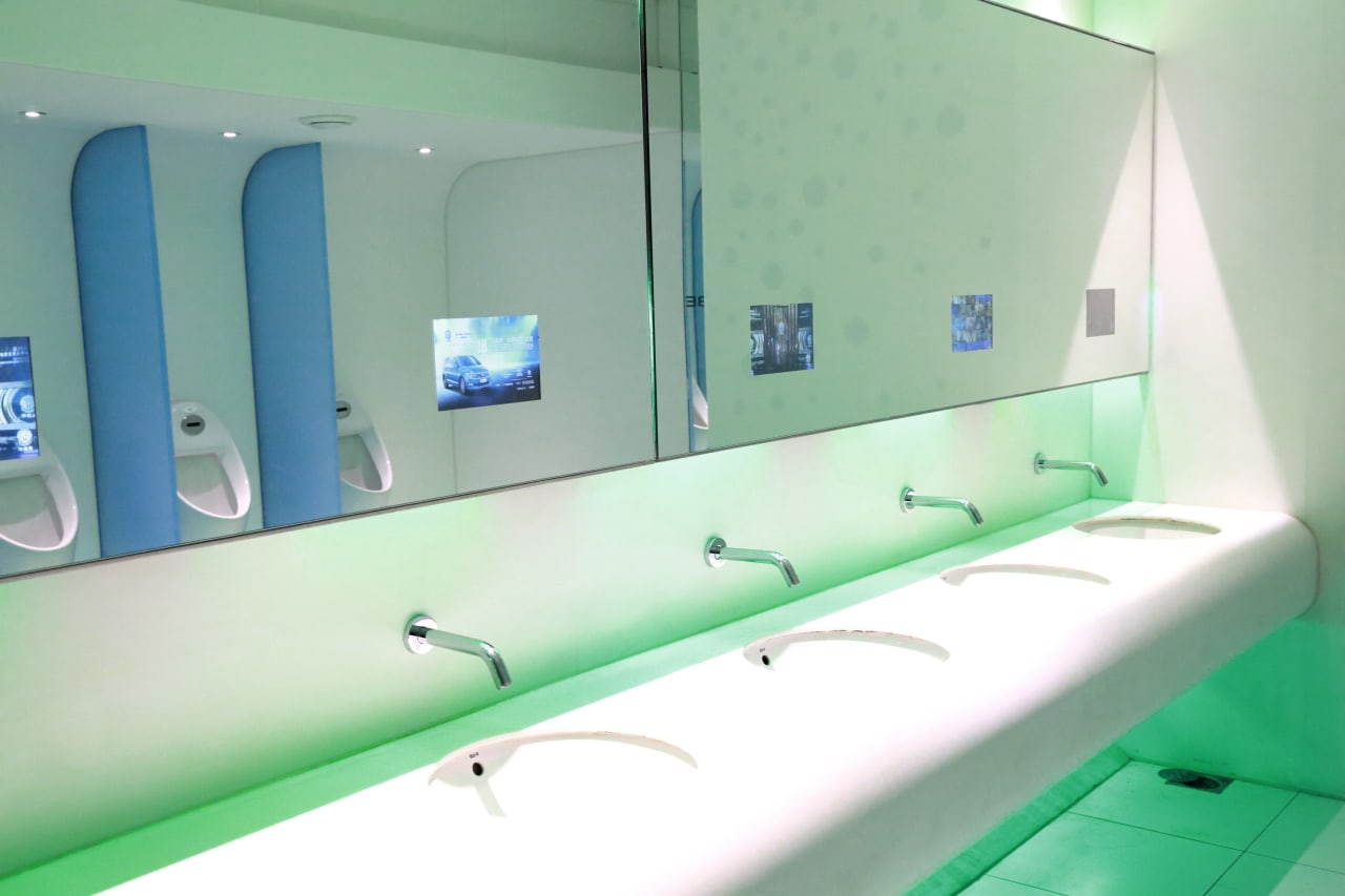 Roca's Khroma and Hall collections, energy-efficient Loft-E faucets, and Oslo compact WCs and Euret urinals were chosen for their distinctive designs and durability ideal for high-traffic areas. Combining aesthetic appeal with resilience and efficiency, these products met the demands of one of the world's most important events in a densely populated country.