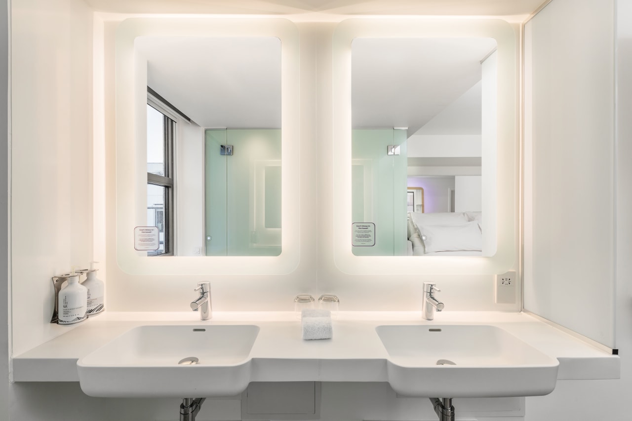 Roca worked closely with YOTEL during the design phase to create a bathroom solution tht perfectly matched the brand’s standards. This included the The Gap wall‐hung WC, a bespoke vanity unit, and bespoke vanity countertops in the public areas, all made from Roca’s exclusive Surfex® material. At YOTEL Edinburgh, Surfex® was used to create a washbasin with an integrated unit, maximizing counter space and providing ample storage space for toiletries and grooming products.1