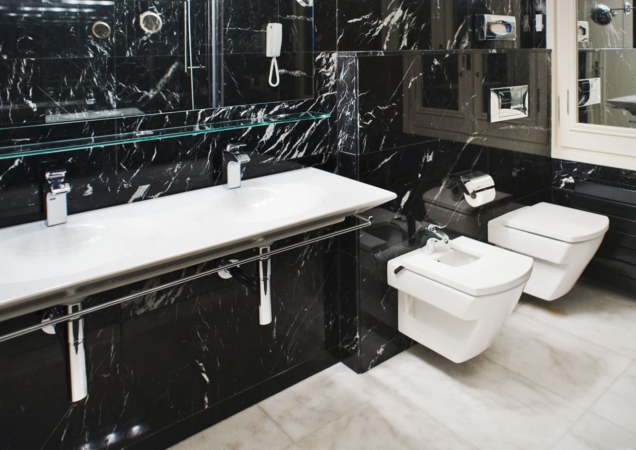 La Gavina’s bathrooms feature Roca’s Hall toilets and Diverta and Kalahari basins complemented by Thesis organic faucets. These products were chosen for their sophisticated design and exceptional quality, ensuring a luxurious experience that matches the hotel’s exclusive atmosphere. Roca’s products combine durability with aesthetic appeal, offering guests comfort and style in every detail.1