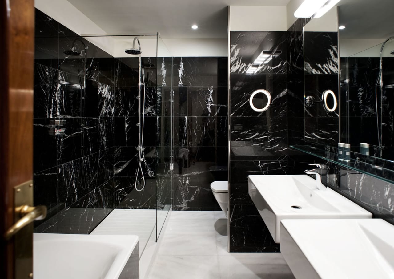 La Gavina’s bathrooms feature Roca’s Hall toilets and Diverta and Kalahari basins complemented by Thesis organic faucets. These products were chosen for their sophisticated design and exceptional quality, ensuring a luxurious experience that matches the hotel’s exclusive atmosphere. Roca’s products combine durability with aesthetic appeal, offering guests comfort and style in every detail.2