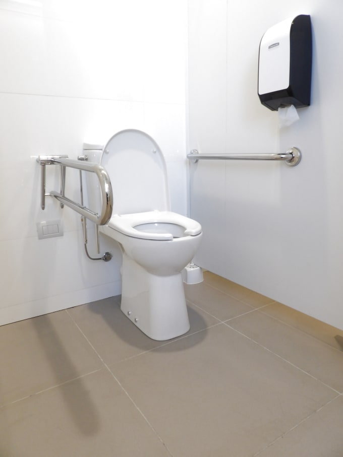 The bathrooms include Roca products that prioritise energy and water efficiency: the L20 basin faucets with Cold Start technology to reduce unnecessary hot water use, while the showers in the gym have instant timers to help save water. In terms of safety and accessibility, the Access collection of grab rails and wall-hung basins is also included. Toilets and urinals from the Hall collection were chosen for their sleek design and design and durability.1