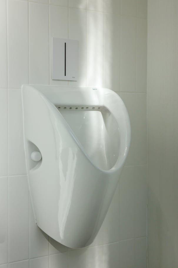 The interior design of TriQube's bathrooms embraces a serene, minimalist aesthetic, with rounded shapes and a soothing colour palette creating a calming atmosphere. Chic urinals add a touch of distinction, offering both urban flair and unique appeal, while Access grab bars and Meridian toilets ensure accessibility and comfort. Roca products were carefully selected to enhance both the functionality and innovative spirit of the space, contributing to its high standards of quality and design.4