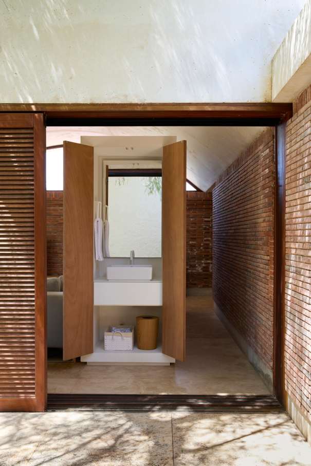 The layout of Casa IV transforms the bathroom into a fluid part of the living space, enhancing the overall living experience. The integration of the Tura bath, WC, and over-countertop basin creates a sense of calm and sophistication, while the Nu Stripes faucet introduces a dynamic element. The bath transcends the functional, becoming a focal point in the bedroom and a symbol of the essence of Mediterranean living. This home is an example of how Roca's products enrich the living experience, creating a seamless blend of functionality and design, in keeping with the project's philosophy of understated elegance and thoughtful detail.22