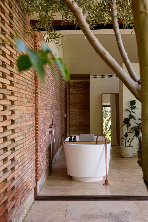 The layout of Casa IV transforms the bathroom into a fluid part of the living space, enhancing the overall living experience. The integration of the Tura bath, WC, and over-countertop basin creates a sense of calm and sophistication, while the Nu Stripes faucet introduces a dynamic element. The bath transcends the functional, becoming a focal point in the bedroom and a symbol of the essence of Mediterranean living. This home is an example of how Roca's products enrich the living experience, creating a seamless blend of functionality and design, in keeping with the project's philosophy of understated elegance and thoughtful detail.24