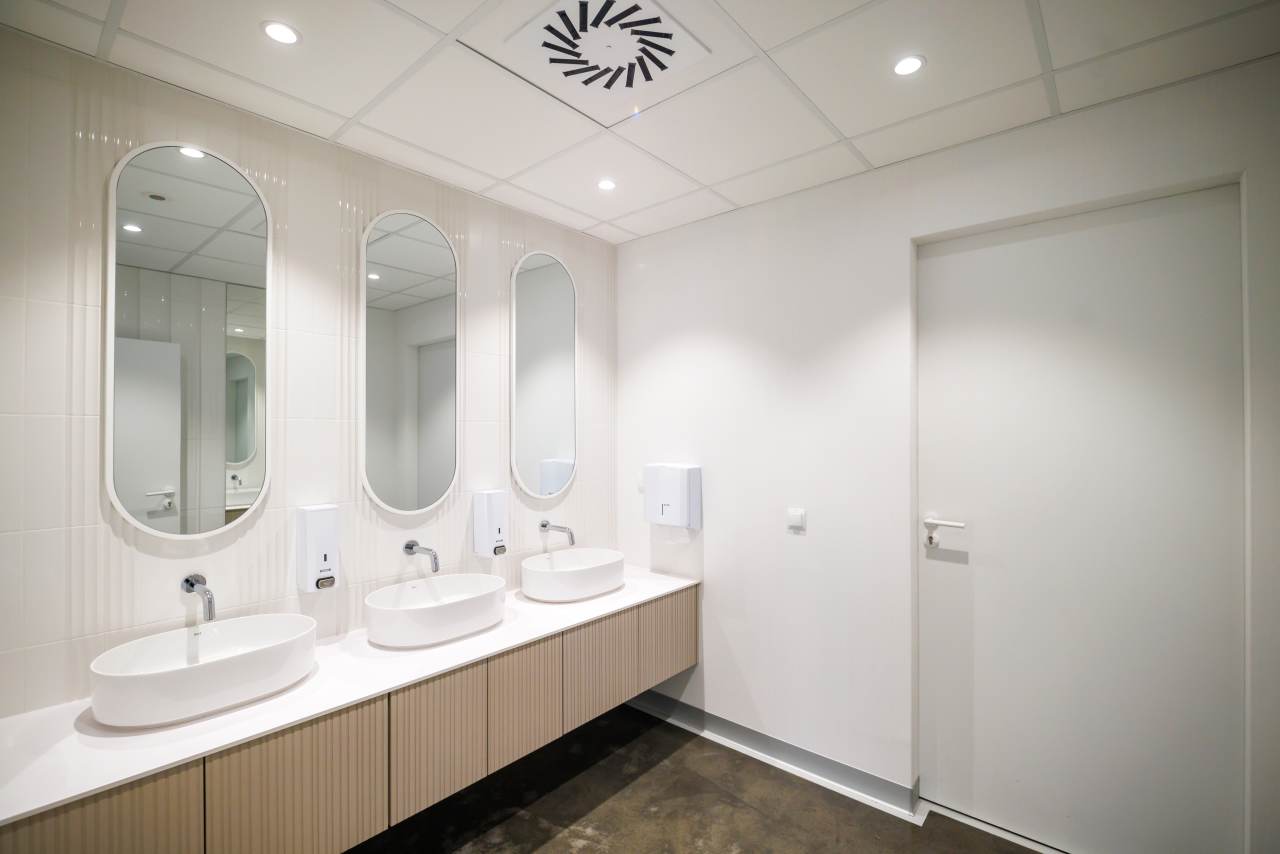The interior design of TriQube's bathrooms embraces a serene, minimalist aesthetic, with rounded shapes and a soothing colour palette creating a calming atmosphere. Chic urinals add a touch of distinction, offering both urban flair and unique appeal, while Access grab bars and Meridian toilets ensure accessibility and comfort. Roca products were carefully selected to enhance both the functionality and innovative spirit of the space, contributing to its high standards of quality and design.5
