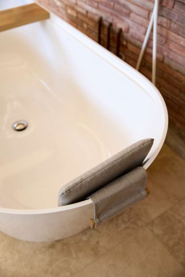 The layout of Casa IV transforms the bathroom into a fluid part of the living space, enhancing the overall living experience. The integration of the Tura bath, WC, and over-countertop basin creates a sense of calm and sophistication, while the Nu Stripes faucet introduces a dynamic element. The bath transcends the functional, becoming a focal point in the bedroom and a symbol of the essence of Mediterranean living. This home is an example of how Roca's products enrich the living experience, creating a seamless blend of functionality and design, in keeping with the project's philosophy of understated elegance and thoughtful detail.11