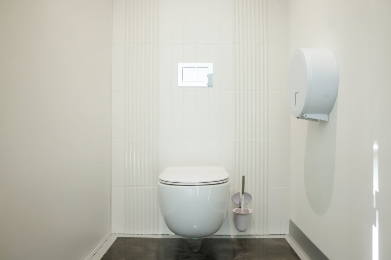 The interior design of TriQube's bathrooms embraces a serene, minimalist aesthetic, with rounded shapes and a soothing colour palette creating a calming atmosphere. Chic urinals add a touch of distinction, offering both urban flair and unique appeal, while Access grab bars and Meridian toilets ensure accessibility and comfort. Roca products were carefully selected to enhance both the functionality and innovative spirit of the space, contributing to its high standards of quality and design.3