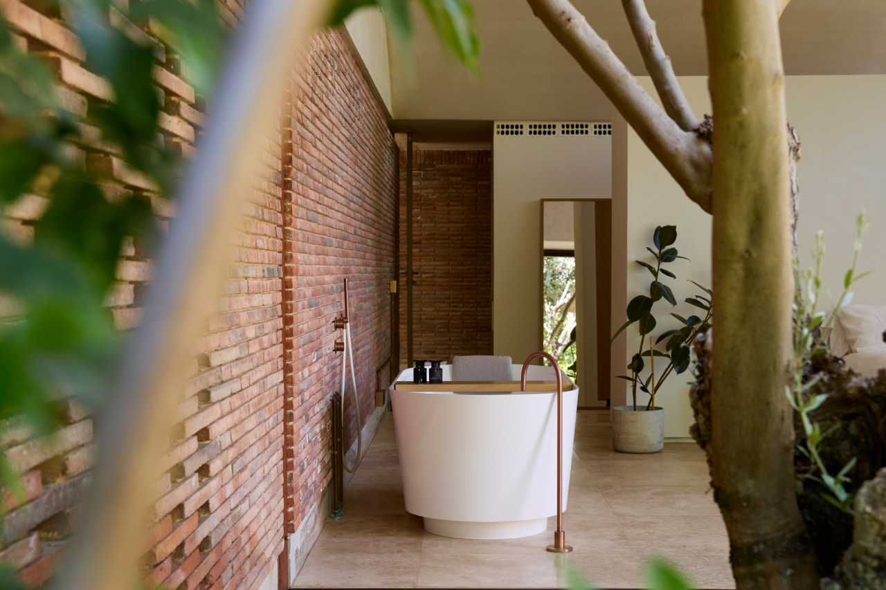 The layout of Casa IV transforms the bathroom into a fluid part of the living space, enhancing the overall living experience. The integration of the Tura bath, WC, and over-countertop basin creates a sense of calm and sophistication, while the Nu Stripes faucet introduces a dynamic element. The bath transcends the functional, becoming a focal point in the bedroom and a symbol of the essence of Mediterranean living. This home is an example of how Roca's products enrich the living experience, creating a seamless blend of functionality and design, in keeping with the project's philosophy of understated elegance and thoughtful detail.6
