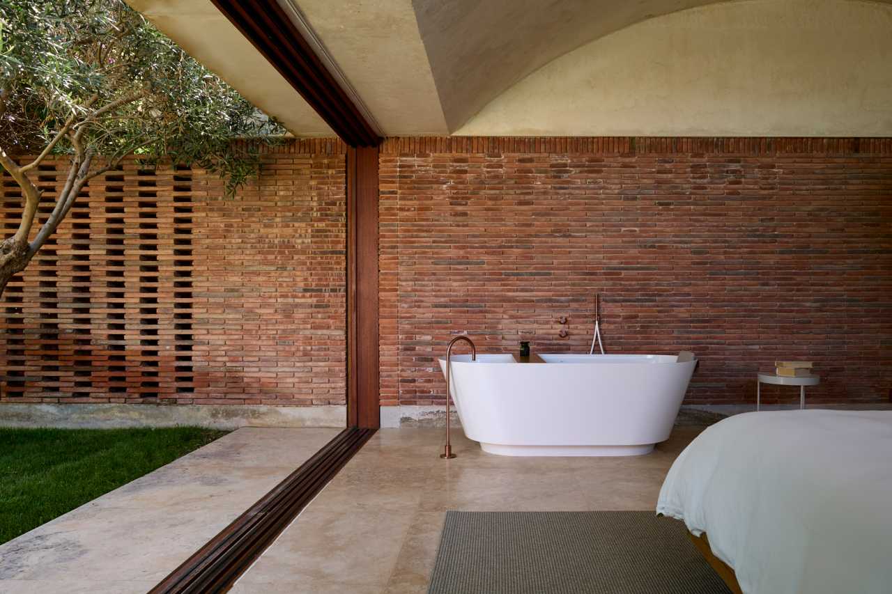 The layout of Casa IV transforms the bathroom into a fluid part of the living space, enhancing the overall living experience. The integration of the Tura bath, WC, and over-countertop basin creates a sense of calm and sophistication, while the Nu Stripes faucet introduces a dynamic element. The bath transcends the functional, becoming a focal point in the bedroom and a symbol of the essence of Mediterranean living. This home is an example of how Roca's products enrich the living experience, creating a seamless blend of functionality and design, in keeping with the project's philosophy of understated elegance and thoughtful detail.19