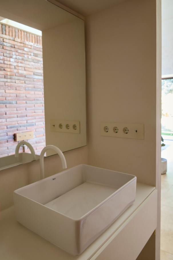 The layout of Casa IV transforms the bathroom into a fluid part of the living space, enhancing the overall living experience. The integration of the Tura bath, WC, and over-countertop basin creates a sense of calm and sophistication, while the Nu Stripes faucet introduces a dynamic element. The bath transcends the functional, becoming a focal point in the bedroom and a symbol of the essence of Mediterranean living. This home is an example of how Roca's products enrich the living experience, creating a seamless blend of functionality and design, in keeping with the project's philosophy of understated elegance and thoughtful detail.17