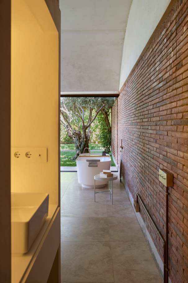 The layout of Casa IV transforms the bathroom into a fluid part of the living space, enhancing the overall living experience. The integration of the Tura bath, WC, and over-countertop basin creates a sense of calm and sophistication, while the Nu Stripes faucet introduces a dynamic element. The bath transcends the functional, becoming a focal point in the bedroom and a symbol of the essence of Mediterranean living. This home is an example of how Roca's products enrich the living experience, creating a seamless blend of functionality and design, in keeping with the project's philosophy of understated elegance and thoughtful detail.3