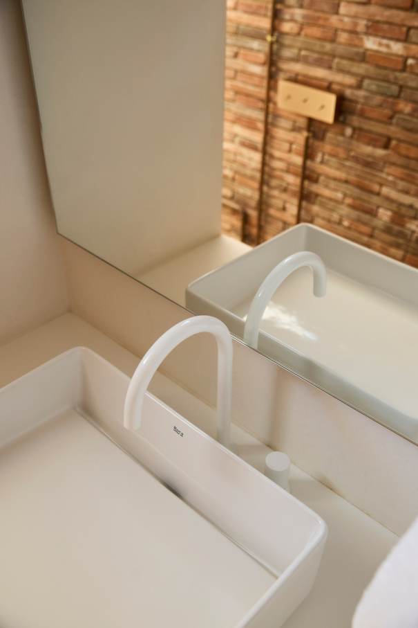 The layout of Casa IV transforms the bathroom into a fluid part of the living space, enhancing the overall living experience. The integration of the Tura bath, WC, and over-countertop basin creates a sense of calm and sophistication, while the Nu Stripes faucet introduces a dynamic element. The bath transcends the functional, becoming a focal point in the bedroom and a symbol of the essence of Mediterranean living. This home is an example of how Roca's products enrich the living experience, creating a seamless blend of functionality and design, in keeping with the project's philosophy of understated elegance and thoughtful detail.4