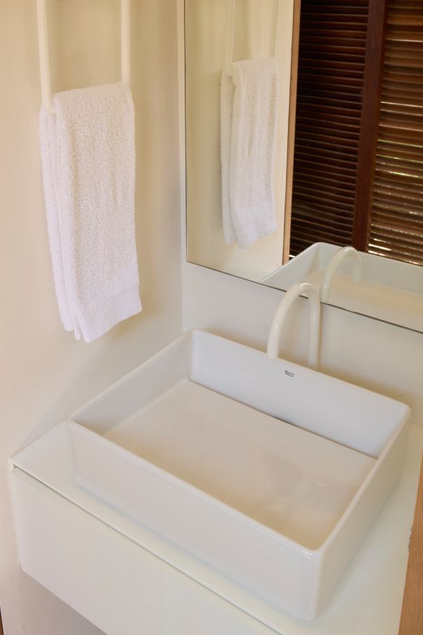 The layout of Casa IV transforms the bathroom into a fluid part of the living space, enhancing the overall living experience. The integration of the Tura bath, WC, and over-countertop basin creates a sense of calm and sophistication, while the Nu Stripes faucet introduces a dynamic element. The bath transcends the functional, becoming a focal point in the bedroom and a symbol of the essence of Mediterranean living. This home is an example of how Roca's products enrich the living experience, creating a seamless blend of functionality and design, in keeping with the project's philosophy of understated elegance and thoughtful detail.21
