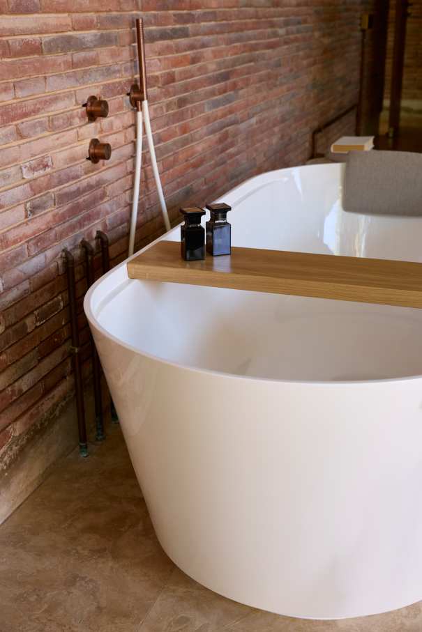 The layout of Casa IV transforms the bathroom into a fluid part of the living space, enhancing the overall living experience. The integration of the Tura bath, WC, and over-countertop basin creates a sense of calm and sophistication, while the Nu Stripes faucet introduces a dynamic element. The bath transcends the functional, becoming a focal point in the bedroom and a symbol of the essence of Mediterranean living. This home is an example of how Roca's products enrich the living experience, creating a seamless blend of functionality and design, in keeping with the project's philosophy of understated elegance and thoughtful detail.15