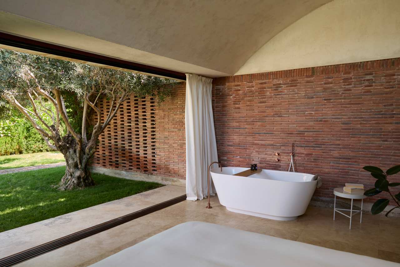 The layout of Casa IV transforms the bathroom into a fluid part of the living space, enhancing the overall living experience. The integration of the Tura bath, WC, and over-countertop basin creates a sense of calm and sophistication, while the Nu Stripes faucet introduces a dynamic element. The bath transcends the functional, becoming a focal point in the bedroom and a symbol of the essence of Mediterranean living. This home is an example of how Roca's products enrich the living experience, creating a seamless blend of functionality and design, in keeping with the project's philosophy of understated elegance and thoughtful detail.2