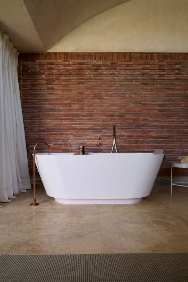 The layout of Casa IV transforms the bathroom into a fluid part of the living space, enhancing the overall living experience. The integration of the Tura bath, WC, and over-countertop basin creates a sense of calm and sophistication, while the Nu Stripes faucet introduces a dynamic element. The bath transcends the functional, becoming a focal point in the bedroom and a symbol of the essence of Mediterranean living. This home is an example of how Roca's products enrich the living experience, creating a seamless blend of functionality and design, in keeping with the project's philosophy of understated elegance and thoughtful detail.12
