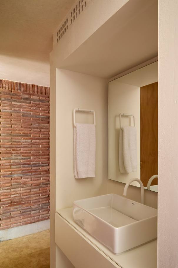 The layout of Casa IV transforms the bathroom into a fluid part of the living space, enhancing the overall living experience. The integration of the Tura bath, WC, and over-countertop basin creates a sense of calm and sophistication, while the Nu Stripes faucet introduces a dynamic element. The bath transcends the functional, becoming a focal point in the bedroom and a symbol of the essence of Mediterranean living. This home is an example of how Roca's products enrich the living experience, creating a seamless blend of functionality and design, in keeping with the project's philosophy of understated elegance and thoughtful detail.