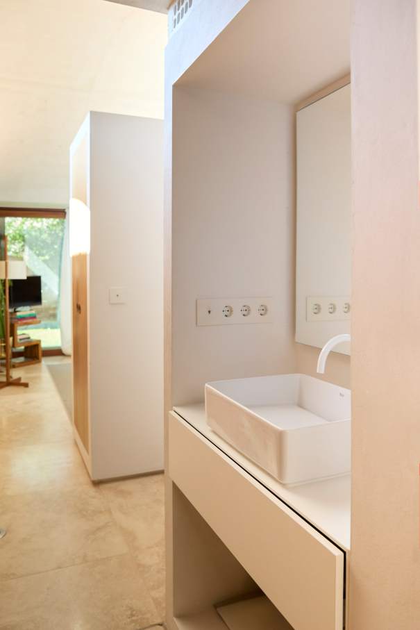 The layout of Casa IV transforms the bathroom into a fluid part of the living space, enhancing the overall living experience. The integration of the Tura bath, WC, and over-countertop basin creates a sense of calm and sophistication, while the Nu Stripes faucet introduces a dynamic element. The bath transcends the functional, becoming a focal point in the bedroom and a symbol of the essence of Mediterranean living. This home is an example of how Roca's products enrich the living experience, creating a seamless blend of functionality and design, in keeping with the project's philosophy of understated elegance and thoughtful detail.18