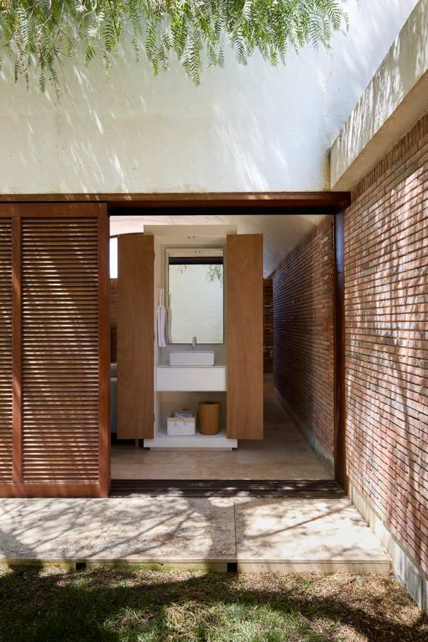 The layout of Casa IV transforms the bathroom into a fluid part of the living space, enhancing the overall living experience. The integration of the Tura bath, WC, and over-countertop basin creates a sense of calm and sophistication, while the Nu Stripes faucet introduces a dynamic element. The bath transcends the functional, becoming a focal point in the bedroom and a symbol of the essence of Mediterranean living. This home is an example of how Roca's products enrich the living experience, creating a seamless blend of functionality and design, in keeping with the project's philosophy of understated elegance and thoughtful detail.20